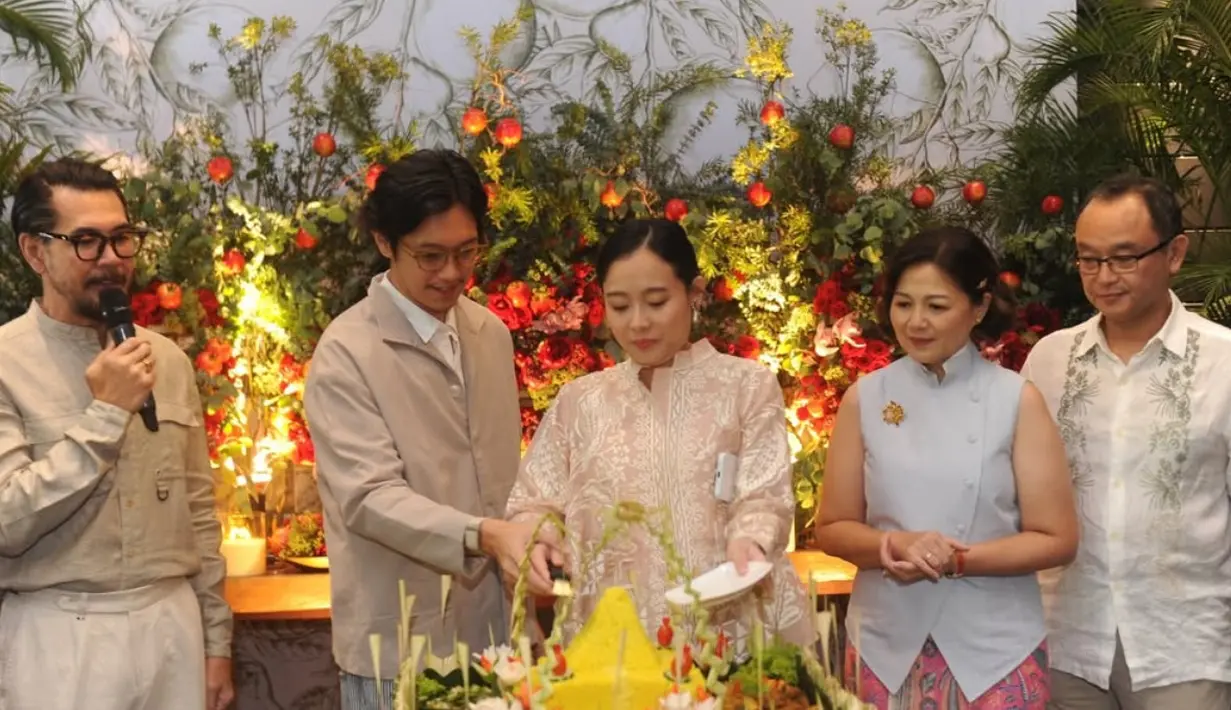 Acara syukuran tujuh bulanan Brandom Salim dan Dhika Himawan digelar dengan suasana hangat mengundang keluarga besarnya. Tampak prosesi pun digelar penuh adat seperti memotong tumpengan. [@ferrysal1m]