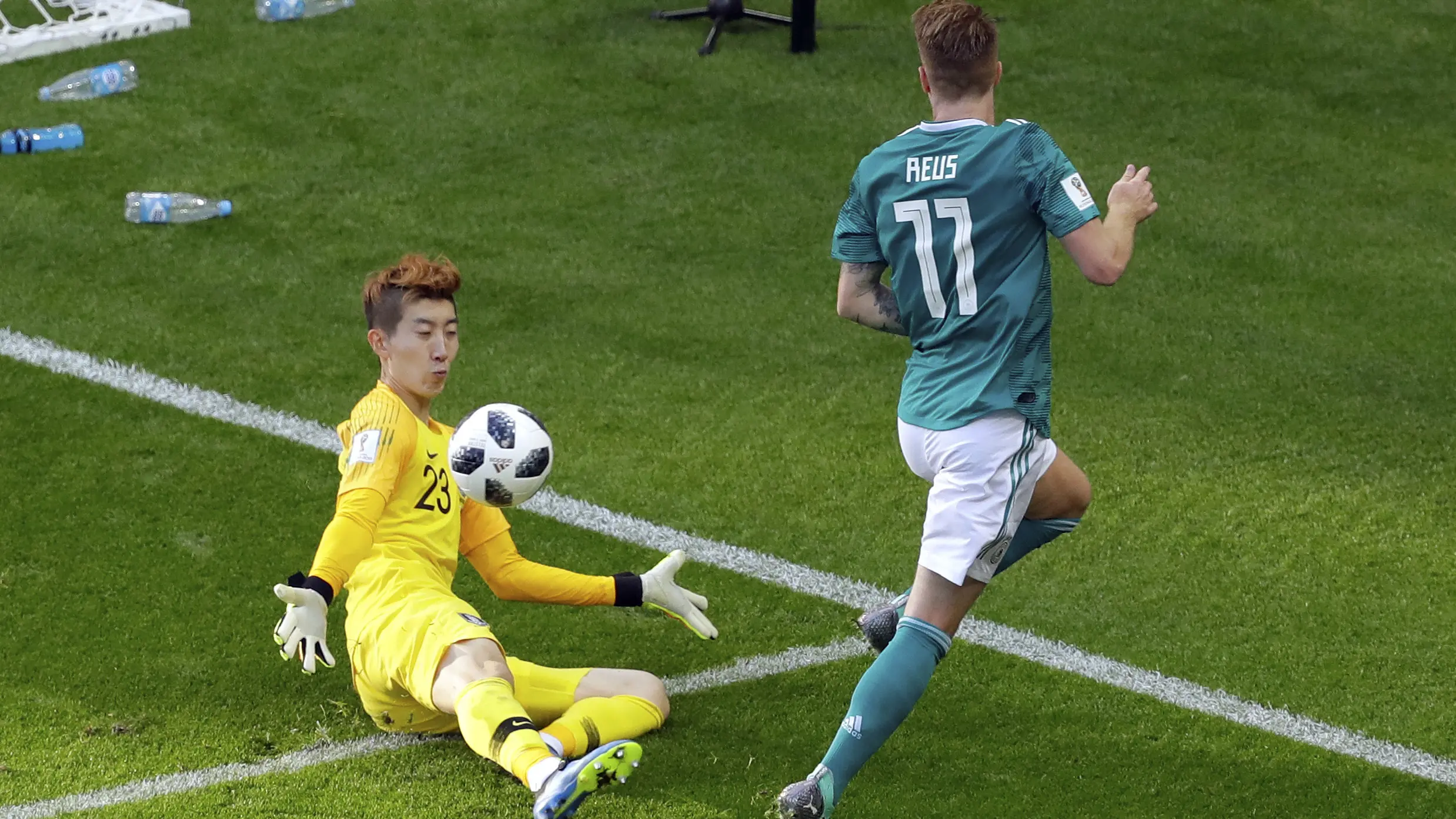 Kiper Korea Selatan,  Jo Hyun-woo tampil memukau dengan menahan tembakan Marco Reus pada laga grup F Piala Dunia 2018 di Kazan Arena, Kazan, Rusia, (27/6/2018). Korea menang atas Jerman 2-0. (AP/Sergei Grits)