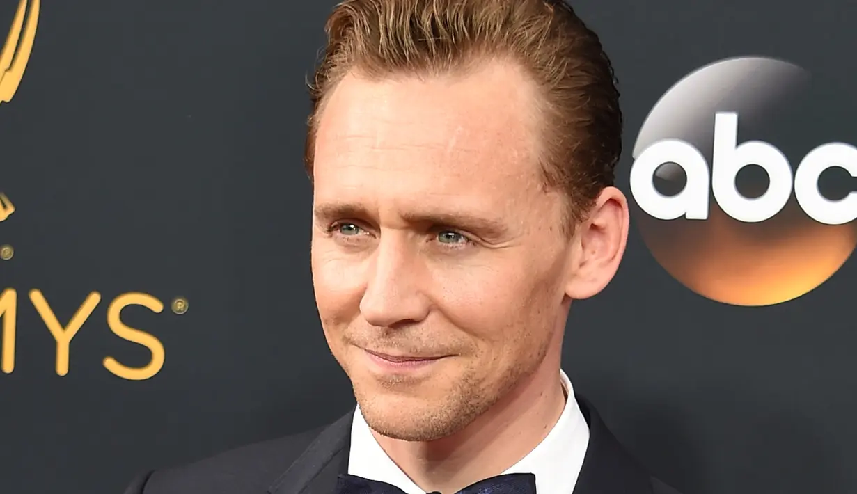 Dengan penampilannya yang sangat menawan, Tom Hiddleston hadir di Emmy Awards 2016 seorang diri, setelah putus dengan Taylor Swift beberapa minggu yang lalu. (AFP/Bintang.com)