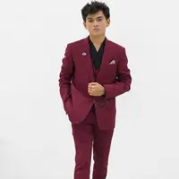 Rey Bong memakai setelan jas merah (Foto: Instagram/@austeenformalwear)
