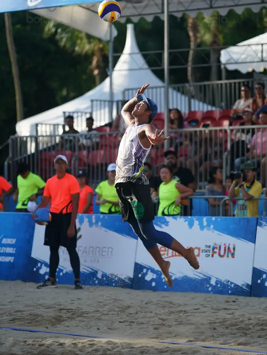 Pevoli Pantai Peringkat 1 Asia, Asyifa melakukan servis saat melawan pevoli Thailand Inkiew/Padsawud pada Kejuaraan Bola Voli Pantai ke-29 yang diadakan di Singapura, Rabu (30/9/2017) (Bola.com/Huang Xiaolong)