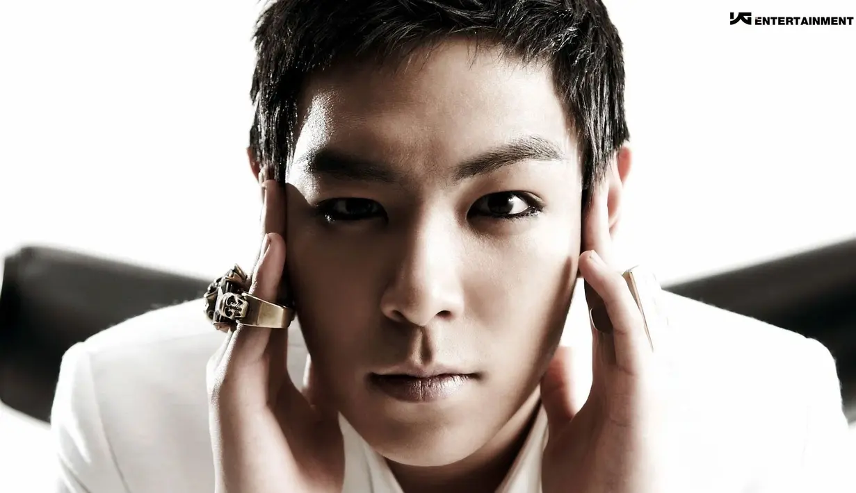 Sudah tak diragukan lagi ketampanan dari TOP BigBang. Ketampanan dari idol kelahiran 4 November 1987 ini seakan bertambah saat mengenakan eyeliner. (Foto: koreaboo.com)