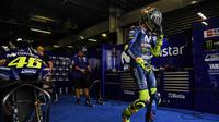 Pembalap Movistar Yamaha, Valentino Rossi saat beraksi pada tes pramusim MotoGP 2018 di Sirkuit Buriram, Thailand. (Twitter/MotoGP)