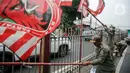 <p>Petugas Satuan Polisi Pamong Praja (Satpol PP) DKI Jakarta menertibkan alat peraga partai politik berbentuk bendera di kawasan Jalan Raya Bogor, Jakarta, Rabu (26/7/2023). Menjelang Pemilu 2024, pemerintah setempat menertibkan sejumlah bendera dan atribut partai politik yang pemasangannya melanggar aturan terutama di sepanjang jalan protokol serta merusak keindahan kota. (Liputan6.com/Faizal Fanani)</p>
