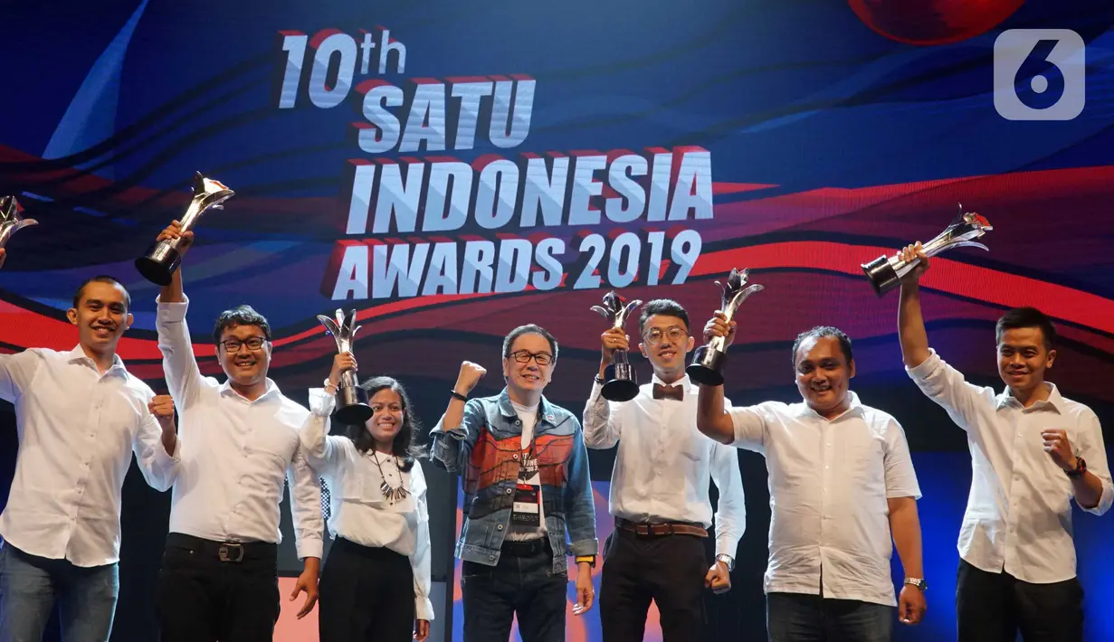 Presiden Direktur Astra Prijono Sugiarto (tengah) foto bersama dengan penerima apresiasi pada Malam Penghargaan 10th SATU Indonesia Awards 2019 di Jakarta, Jumat (4/10/2019). Keenam penerima apresiasi tersebut akan mendapat dana pembinaan Rp60 juta. (Liputan.com/HO/Eko)