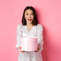 Ilustrasi perempuan memberi hadiah/copyrightshutterstock/Mix and Match Studio