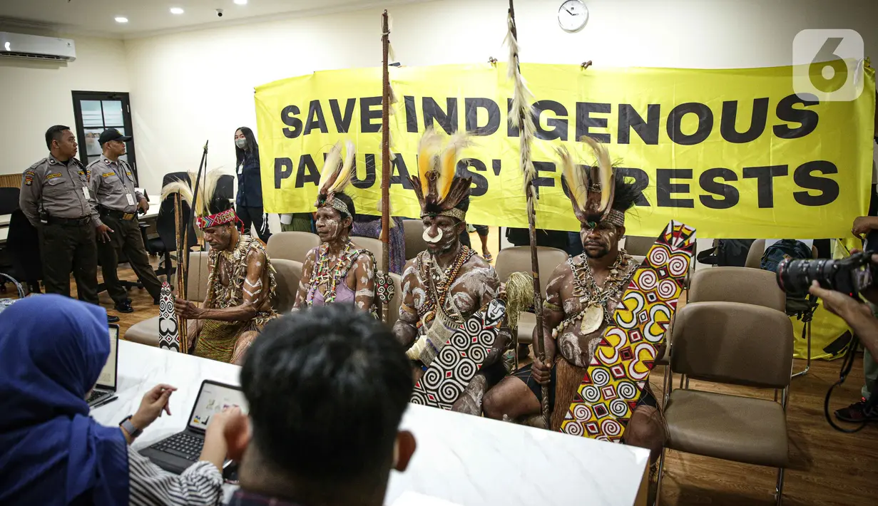 Perwakilan masyarakat adat suku Awyu dari Boven Digoel, Papua Selatan melakukan audensi dengan Komnas HAM di Menteng, Jakarta, Selasa (9/5/2023). (Liputan6.com/Faizal Fanani)
