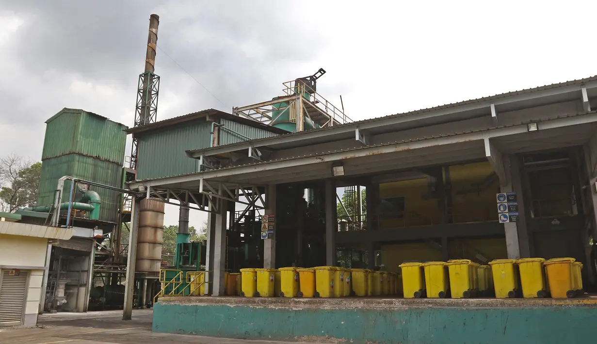 Deretan tempat sampah berisi limbah B3 medis Infeksius Covid-19 siap dimusnahkan dengan mesin incinerator di PT Jasa Medivest, Karawang, Jawa Barat, Kamis (10/12/2020).  PT Jasa Medivest telah memusnahkan lebih dari 500 ton limbah B3 medis dari Maret - Oktober 2020. (Liputan6.com/Herman Zakharia)