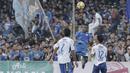 Striker Perserang Serang, Oktovianus Maniani, menyundul bola saat pertandingan melawan Persib Bandung pada laga persahabatan di Stadion Maulana Yusuf, Serang, Kamis (1/3/2018). Persib menang 6-0 atas Perserang. (Bola.com/M Iqbal Ichsan)