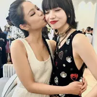 Di Paris Fashion Week, Nana Komatsu bertemu dengan Jennie Blackpink yang mencium pipinya. Keduanya tampil seperti Yin &amp; Yang. @nanakomatsu71