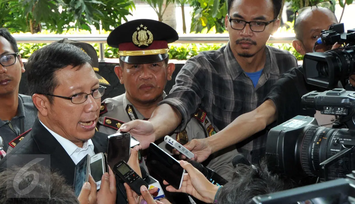 Menteri Agama Lukman Hakim Saifuddin menjawab pertanyaan wartawan di Gedung KPK, Jakarta, Kamis (5/11). Kedatangannya untuk membahas pelaksanaan program pendidikan keagamaan yang dilakukan Kemenag. (Liputan6.com/Helmi Afandi)