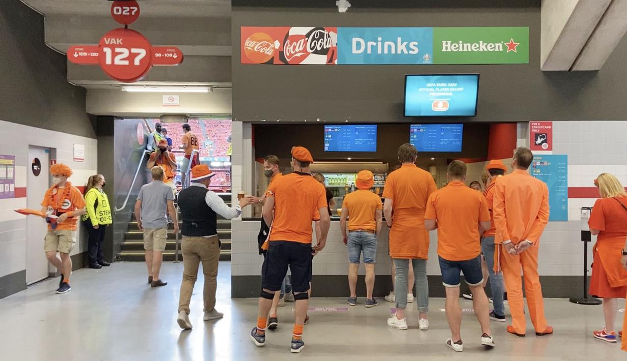 Pada pertengahan pertandingan, penonton juga memanfaatkannya untuk membeli jajanan atau ke toilet. Gerai penjual makanan dan minuman diserbu penonton saat peralihan babak pertama ke babak kedua. (Foto: Bola.com/Tito Sianipar)