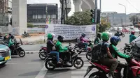 Spanduk sosialisasi sistem ganjil genap terpasang di kawasan Jalan Fatmawati Raya, Jakarta, Jumat (9/8/2019). Uji coba pelaksanaan sistem ganjil genap dilaksanakan pada 12 Agustus hingga 6 September 2019. (Liputan6.com/Faizal Fanani)