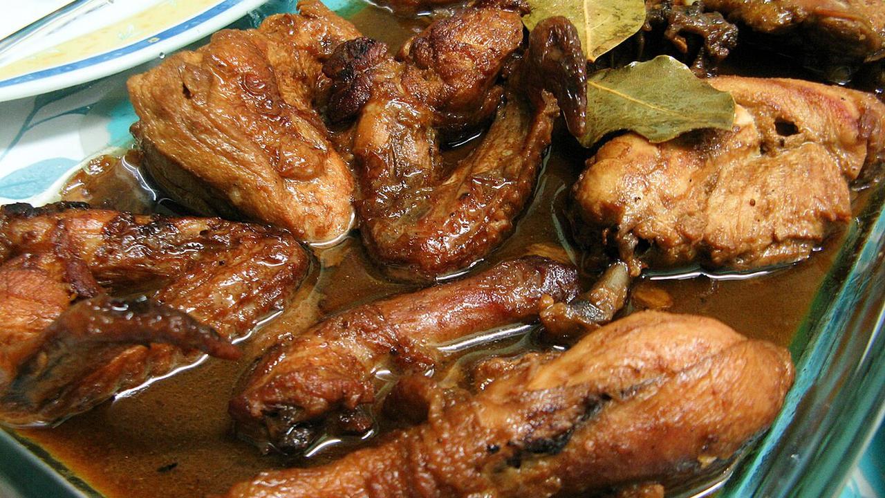 Sepiring chicken adobo