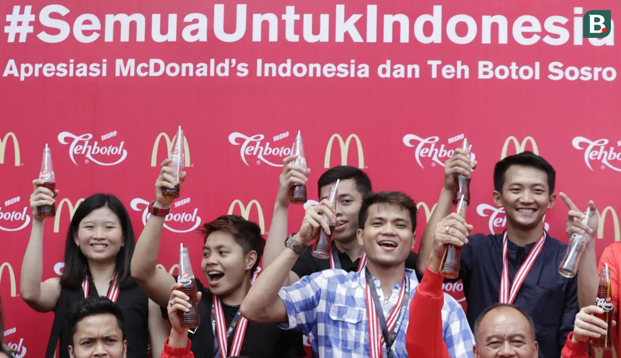 Para atlet foto bersama saat pemberian apresiasi dari McDonald's dan Teh Botol Sosro di Sarinah, Jakarta, Rabu (5/9/2018). Peraih medali dari cabor bulutangkis dan wushu mendapat penghargaan berupa logam mulia. (Bola.com/M Iqbal Ichsan)