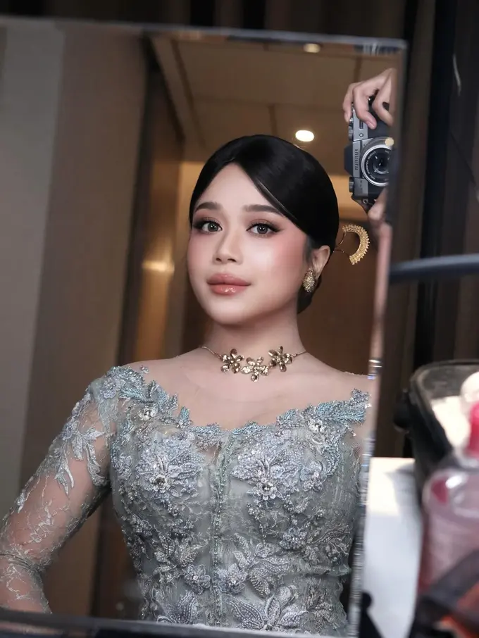 Potret ala Brisia Jodie Dipulas Makeup Soft Glam bak di Momen Lamarannya dengan Jonathan Alden, Bak Boneka!