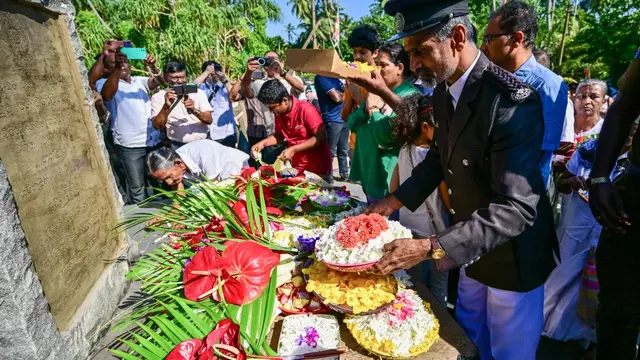 Para penjaga rel kereta Queen of the Sea memperingati hari jadi tsunami ke-20 di Peraliya, Sri Lanka. [Ishara S Kodikara/AFP]
