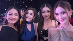 Berfoto bersama, Harleyava Princy dan Risma Nilawati juga Naura Ayu dan Nola B3 bak kakak adik. Risma Nilawati cantik dengan gaun satin warna biru dongker, sementara Leya memesona dengan gaun warna krem. Tatanan rambut ibu dan anak ini berbeda, namun tetap pancarkan pesonanya tersendiri. Risma dengan rambut digerai, sementara Leya rambut dicepol dengan juntaian poni di kiri dan kanan. (Liputan6.com/IG/@neng_risma)