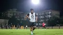 <p>Pemain Suwon FC, Pratama Arhan berjalan meninggalkan lapangan setelah berlatih di sela pertandingan uji coba melawan Bhayangkara FC di Stadion PTIK, Jakarta, Senin (12/02/2024). (Bola.com/Bagaskara Lazuardi)</p>