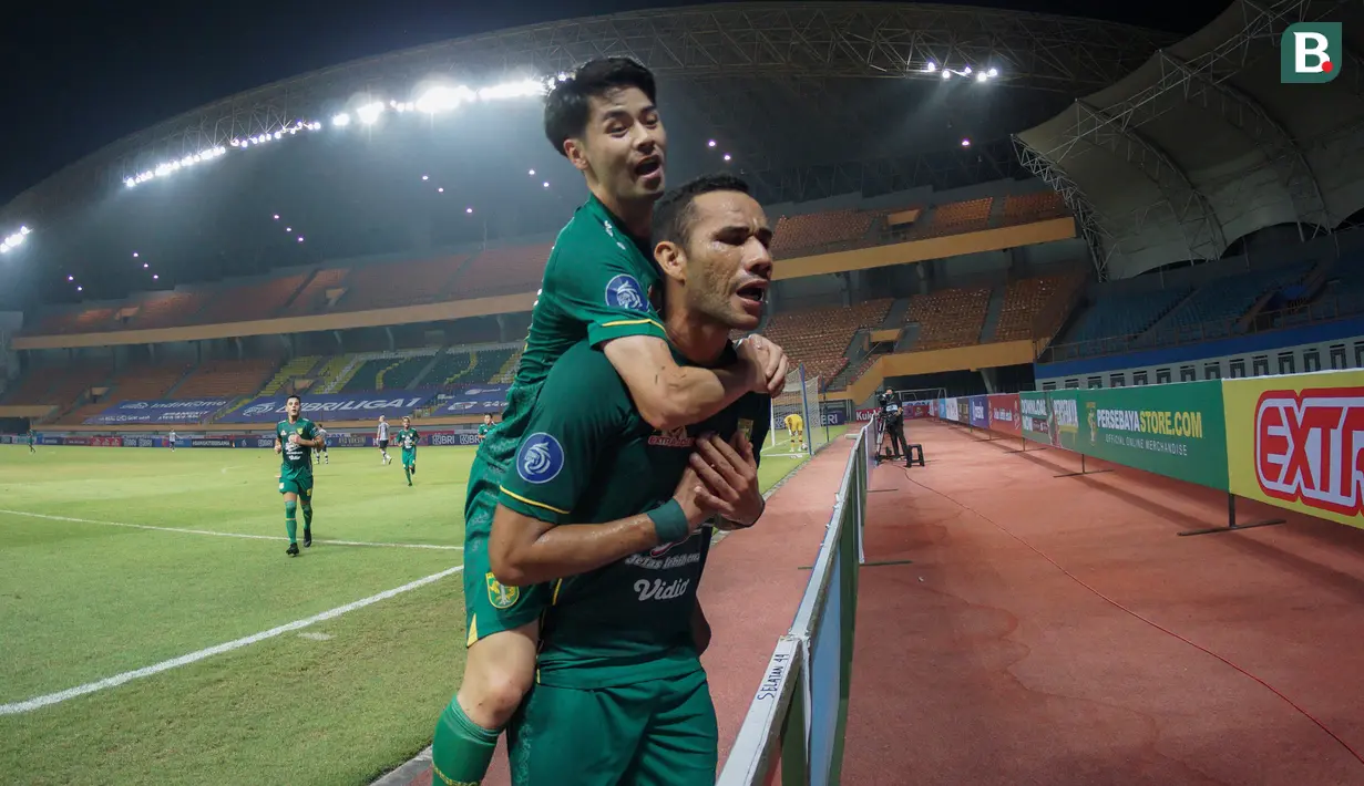 Penyerang Persebaya, Jose Wilkson Teixeira merayakan gol pertama timnya bersama Taisei Marukawa saat melawan Persikabo 1973 dalam laga pekan kedua BRI Liga 1 2021/2022 di Stadion Wibawa Mukti, Cikarang, Sabtu (11/09/2021). Persebaya menang 3-1. (Foto: Bola.com/Bagaskara Lazuardi)
