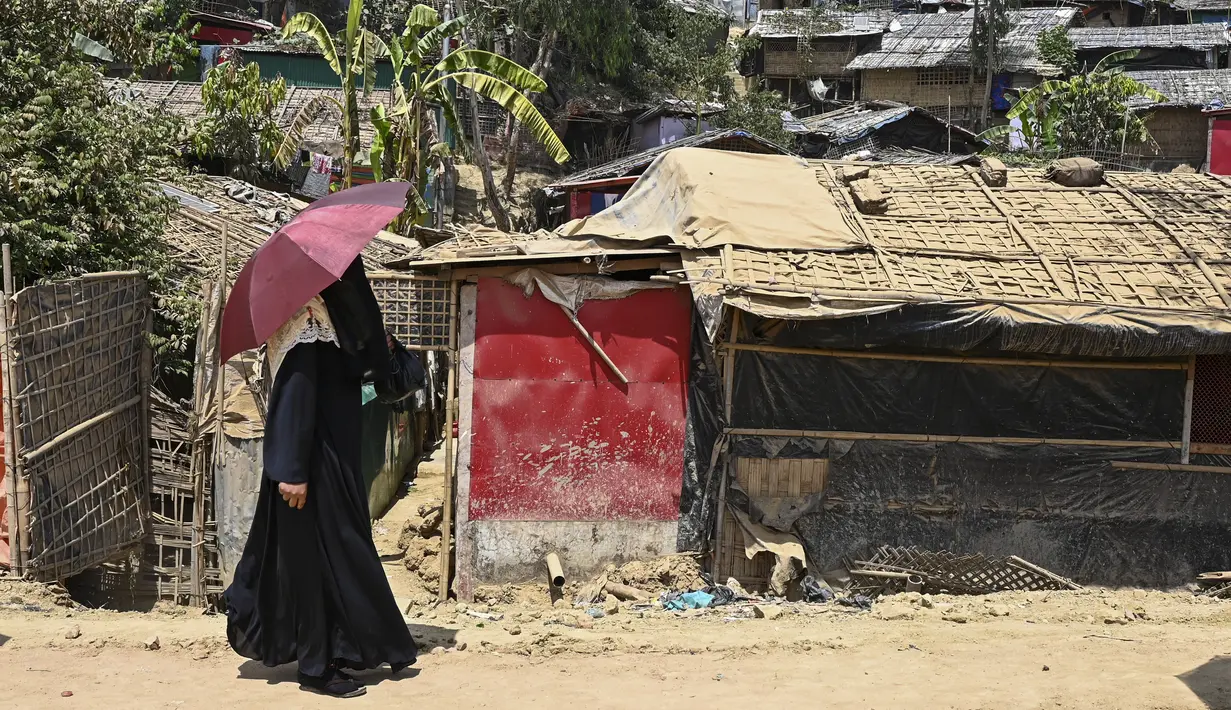 Pengungsi Rohingya berjalan di kamp pengungsi Jamtoli di Ukhia (22/3/2022). Ratusan ribu orang Rohingya melarikan diri dari Myanmar yang mayoritas beragama Buddha setelah tindakan keras tahun 2017, yang menjadi subjek kasus genosida di pengadilan tertinggi PBB di Den Haag. (AFP/Munir Uz Zaman)