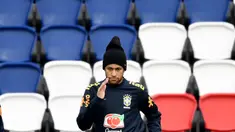 Striker Brasil, Neymar Jr, tampak serius saat sesi latihan jelang laga persahabatan di Paris, Rabu (8/11/2017). Brasil akan berhadapan dengan Jepang. (AFP/Franck Fife)