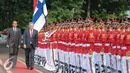 Presiden Jokowi menerima kunjungan kehormatan Presiden Finlandia Sauli Niinisto di Istana Merdeka, Jakarta, Selasa (3/11). Pertemuan tersebut akan membahas tata kelola lahan gambut untuk mengantisipasi bencana kebakaran hutan. (Liputan6.com/Faizal Fanani)