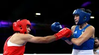 Momen petinju Algeria Imane Khelif (merah) melawan petinju Italia Angela Carini di cabor tinju kelas 66kg pada ajang Olimpiade 2024 di North Paris Arena, Villepinte, 1 Agustus 2024. (MOHD RASFAN / AFP)