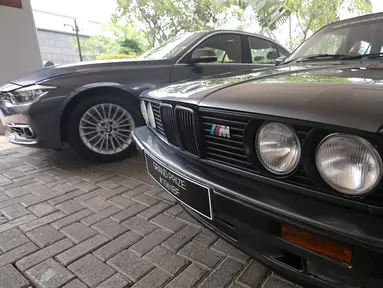 Sebuah mobil BMW seri 3 E30 generasi kedua (kanan) bersanding dengan BMW seri 3 terbaru di Jakarta, Rabu (17/10). Jelang perhelatan Indonesia Bimmerfest 2018 di Semarang penyelenggara menyediakan grand prize BMW seri 3 E30. (Liputan6.com/Fery Pradolo)