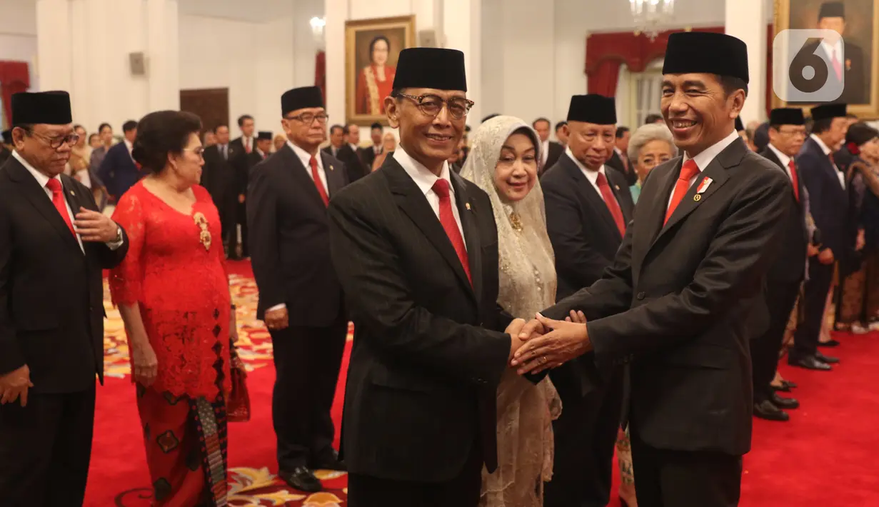 Presiden Joko Widodo atau Jokowi (kanan) bersalaman dengan mantan Menko Polhukam Wiranto usai dilantik sebagai Dewan Pertimbangan Presiden (Wantimpres) di Istana Negara, Jakarta, Jumat (13/12/2019). Wiranto ditunjuk sebagai ketua merangkap anggota Wantimpres. (Liputan6.com/Angga Yuniar)