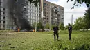 Serangan itu menghantam lingkungan perumahan, merusak sebuah gedung bertingkat dan mobil-mobil warga. (AP Photo/Oleksandr Magula)