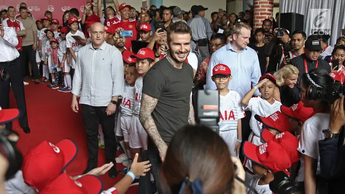 Senyum Akrab David Beckham saat Bagikan 10 Ribu Bola Untuk Anak-Anak