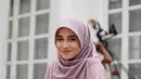 Syifa Hadju tampil memesona dengan pakaian tertutup bernuansa keunguan. Ia mengenakan atasan lengan panjang berwarna pink muda yang lembut, dipadukan dengan hijab segiempat bernuansa ungu muda yang serasi. [Foto: Instagram/syifahadju]