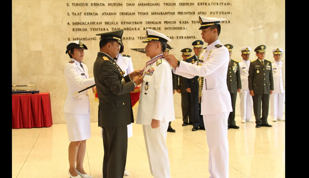 Panglima TNI Jenderal TNI Dr. Moeldoko menyematkan Tanda Kehormatan Republik Indonesia Bintang Jalasena Utama kepada Pangab Korea di Mabes TNI Cilangkap, Jakarta Timur, Selasa (20/01/2015). (Puspen TNI)