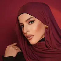 Tasya Farasya membagikan beberapa foto dirinya mengenakan hijab. Ia pun membagikan hijab makeup tutorial di video story Instagramnya. [@tasyafarasya]