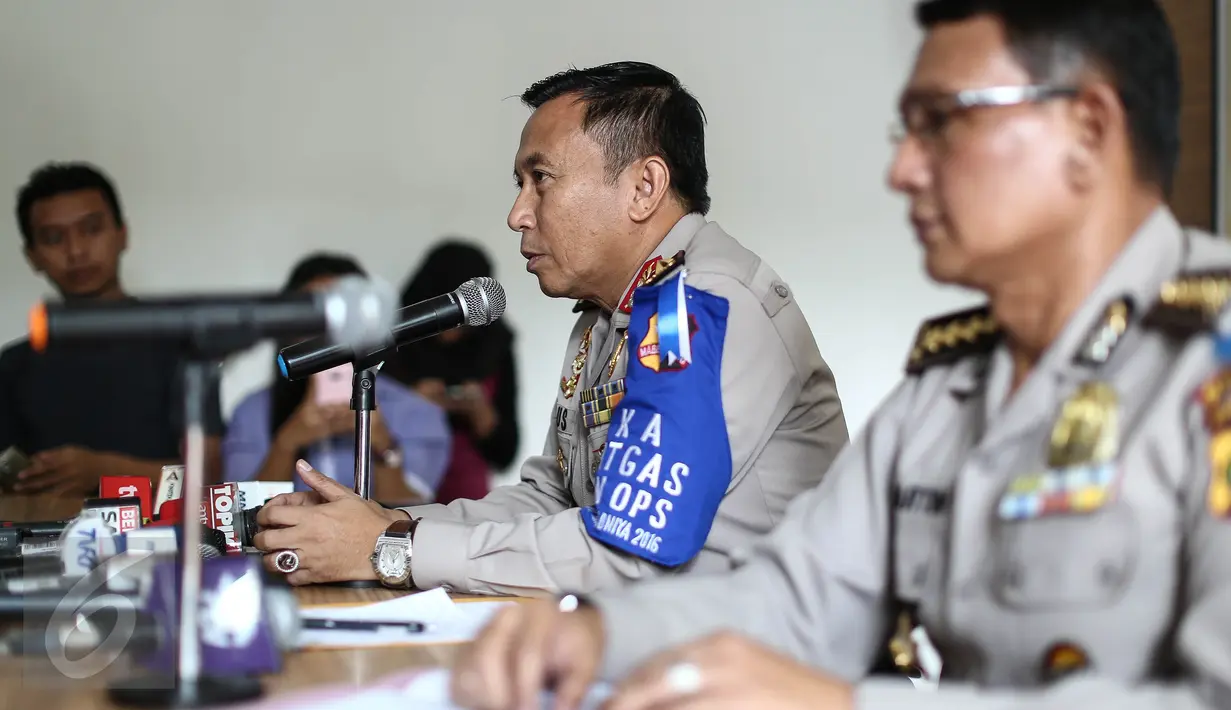 Karo Penmas Humas Polri Brigjen Pol Agus Rianto (kiri) saat jumpa pers di Mabes Polri Jakarta, Selasa (5/7). Polda Jateng, DVI dan Densus 88 terus melakukan upaya penyelidikan terkait bom bunuh diri di Polresta Surakarta. (Liputan6.com/Faizal Fanani)
