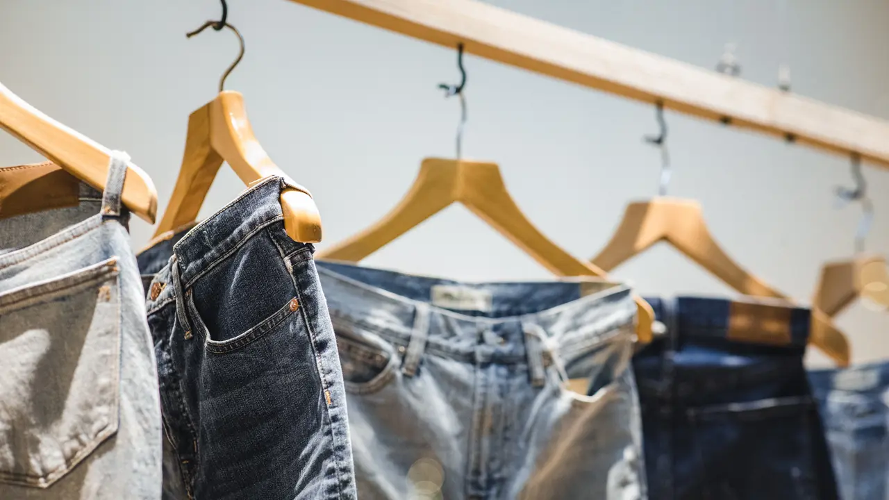 Brand Fashion New York Rilis Celana Jeans dengan Efek Mengompol, Dijual Rp 1 Juta