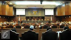 Suasana sidang panel I perkara perselisihan Perselisihan Hasil Pemilihan Kepala Daerah (PHPKada) 2015 di Gedung Mahkamah Konstitusi, Jakarta, Jakarta,Selasa (12/1). MK menggelar persidangan 147 perkara PHPKada 2015.  (Liputan6.com/Helmi Afandi)
