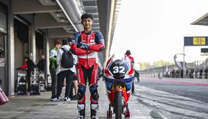Muhammad Kiandra Ramadhipa akan menjalani tantangan baru pada ajang Moto3 Junior World Championship 2026 yang dimulai akhir pekan ini pada 21-24 Mei 2026, di Sirkuit Barcelona-Catalunya, Spanyol. (Astra Honda)