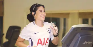 Dian Sastro adalah pendukung Tottenham Hotspur, terlihat ia mengenakan jersey klub asal London tersebut ketika berolahraga. (Foto: Dian Sastro/ Instagram)