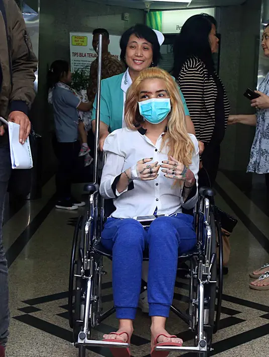 Keluar dari rumah sakit, sambil duduk di kursi roda dengan mengenakan masker, ia sedikit menceritakan kronologis kejadian hingga akhirnya terjadi kecelakaan. Ia bersama Venesh mengaku capek sebelum akhirnya kejadian. (Deki Prayoga/Bintang.com)
