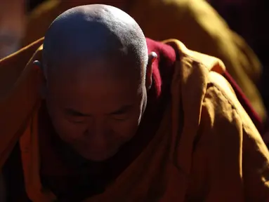 Seorang biksu memanjatkan doa selama festvial Budha yang merupakan rangkain Monlam di Kathmandu, Nepal (7/1/2020). Monlam adalah acara tahunan di mana para biksu berdoa untuk perdamaian dunia. (AP Photo/Niranjan Shrestha)