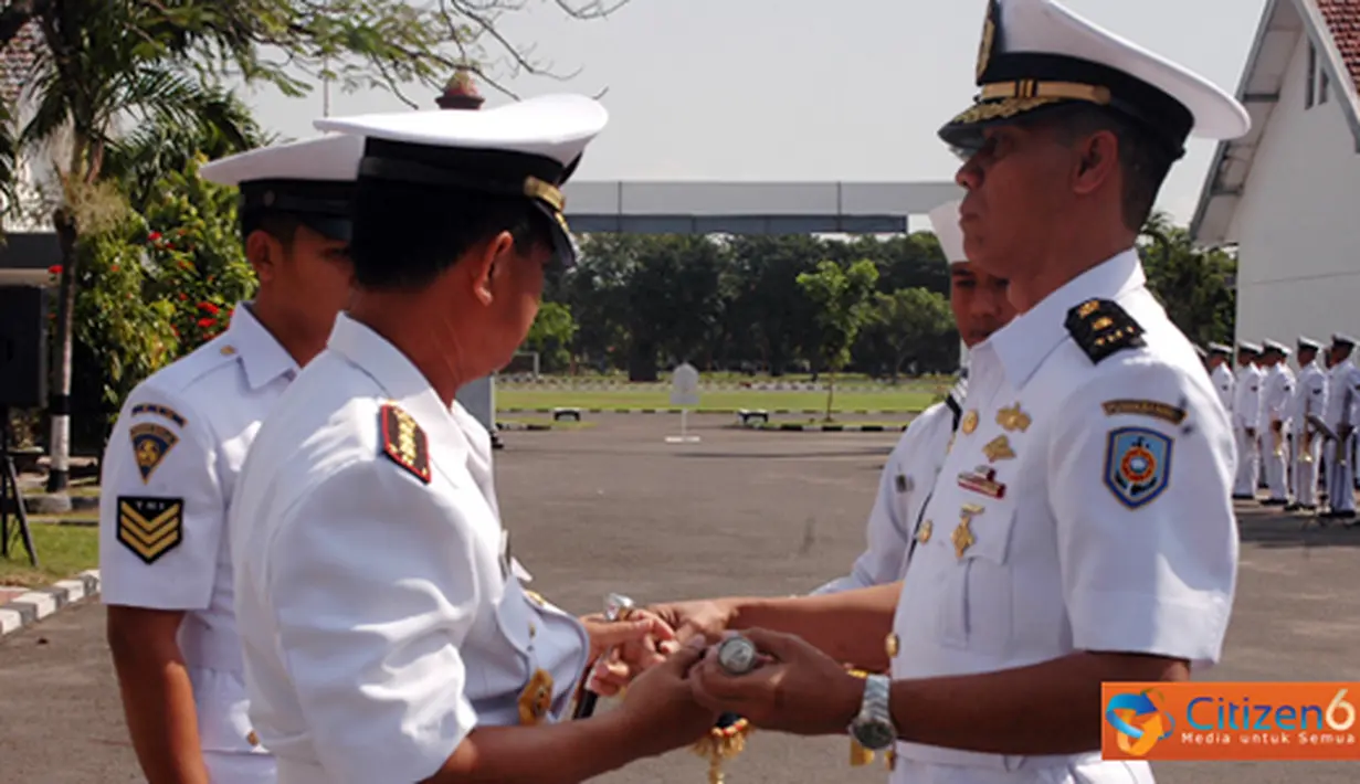 Citizen6, Surabaya: Penyerahan jabatan dilaksanakan dengan upacara militer tersebut, dihadiri para pejabat dijajaran Pusdikbanmin di lapangan Apel Pusdikbanmin, Kesatrian Bimimoro, Kobangdikal, Surabaya, (24/5). (Pengirim: Penkobangdikal)