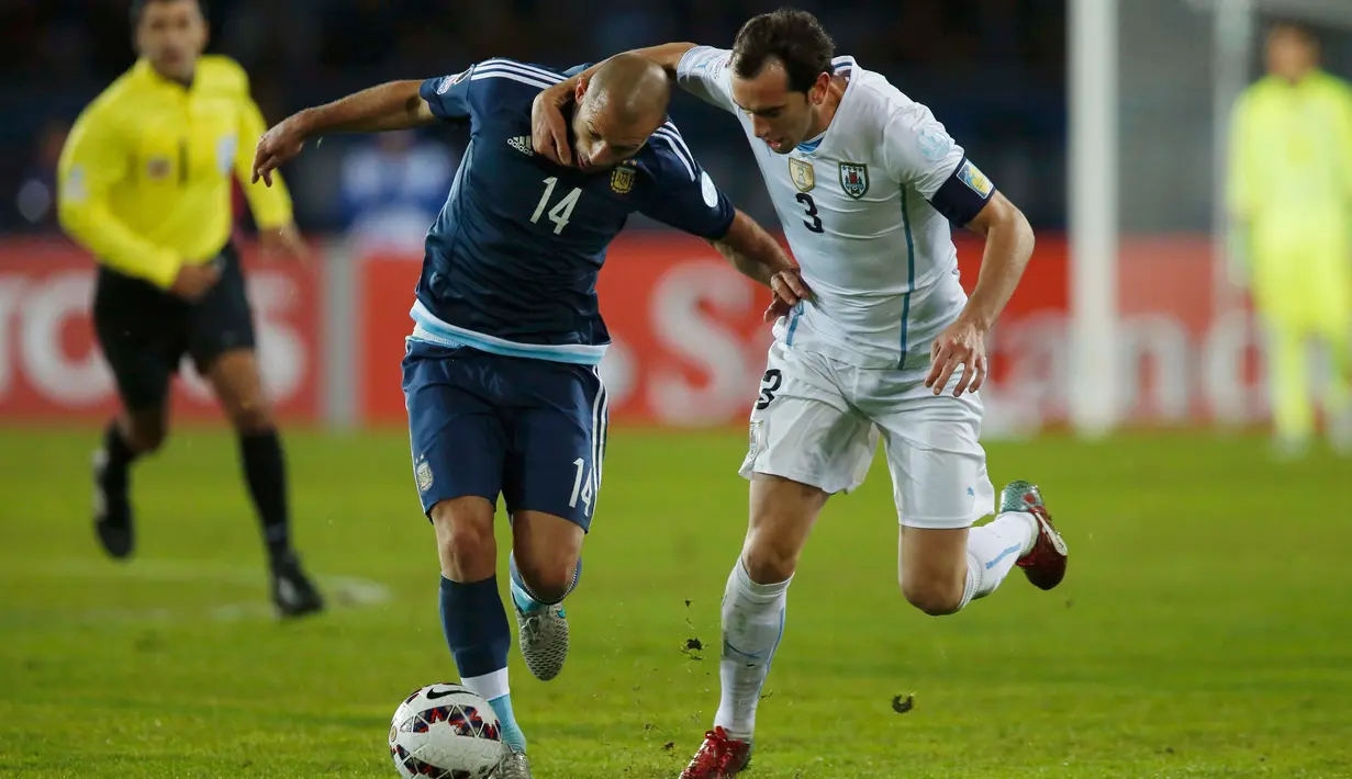 Gelandang Argentina, Javier Mascherano berebut bola dengan bek Uruguay Diego Godin saat pertandingan Copa America 2015 di Stadion La Portada, Chile, (17/6/2015). Argentina meraih kemenangan tipis 1-0 atas Uruguay. (Reuters/Henry Romero)
