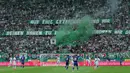 Fans Rapid Wien menyalakan bom asap di tengah berlangsungnya laga uji coba melawan Chelsea di Stadion Allianz, Sabtu (16/7/2016). (Bola.com/Reza Khomaini)
