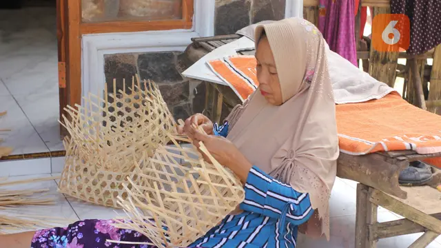 Proses pembuatan tas anyaman bambu yang ramah lingkungan olen pelaku UMKM Lingkungan Papring Banyuwangi (Hermawan Arifianto/Liputan6.com)