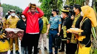 Presiden Joko Widodo disambut prosesi adat tepung tawar setibanya di Desa Bebatu, Kecamatan Sesayap Hilir, Kabupaten Tana Tidung, Kalimantan Utara, Selasa (19/10/2021). (Biro Pers Sekretariat Presiden)