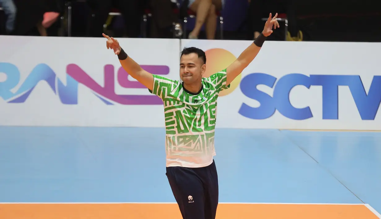 Aksi Raffi Ahmad di Turnamen Olahraga Selebriti Indonesia (TOSI) yang berlangsung di Kelapa Dua Sport Center, Tangerang, Minggu (13/10/2024).