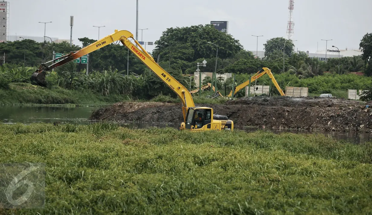 Sejumlah alat berat mengeruk endapan lumpur Waduk Pluit yang menyusut debit airnya di Jakarta, Kamis (18/2). Pengerukan itu bertujuan untuk mengangkat sedimen dan sampah yang mengakibatkan pendangkalan waduk. (Liputan6.com/Faizal Fanani)