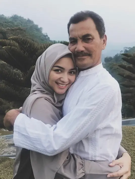 Pemeran Rumanah di sinetron Tukang Bubur Naik Haji ini memang terlihat semakin cantik setelah berhijab. Sebagai anak terakhir dari empat bersaudara, Ciki kerap pamer kemesraan dengan ayahnya di media sosial. Ciki tak pernah ragu untuk memeluk mesra sang ayah. (Liputan6.com/IG/@citraciki)